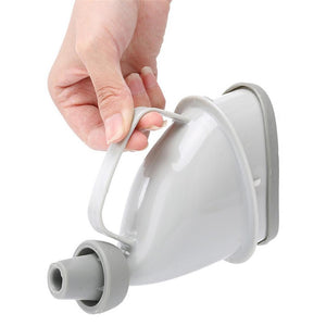 a closer look on the handle outside the funnel that allows germ free and spill free usage.